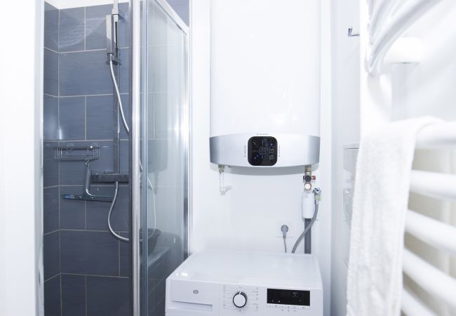 Appartement à La Ciotat - Cahino, déco contemporaine, clim, parking. Appartement à La Ciotat - Cahino, déco contemporaine, clim, parking.