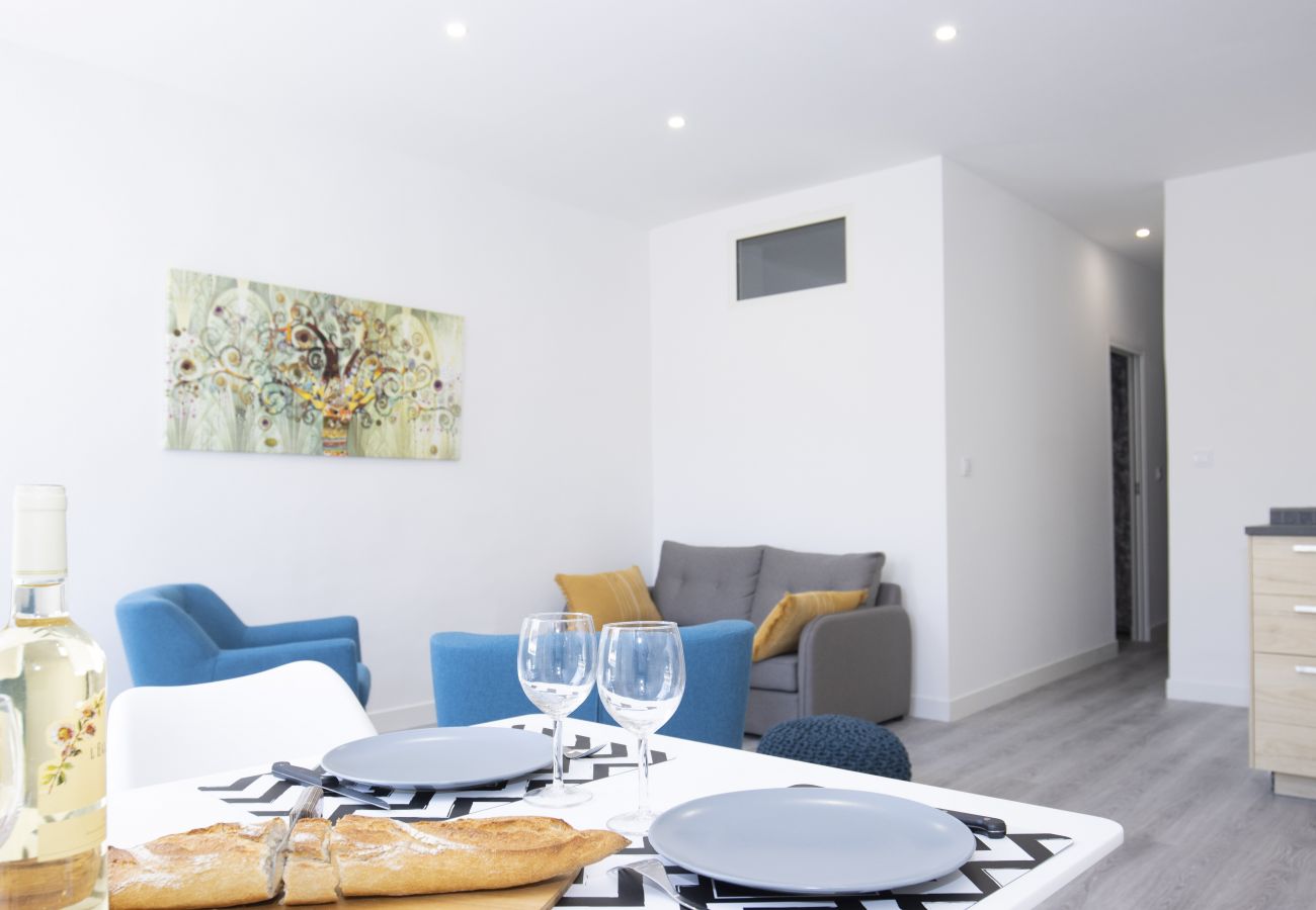 Appartement à La Ciotat - Cahino, déco contemporaine, clim, parking. Appartement à La Ciotat - Cahino, déco contemporaine, clim, parking.