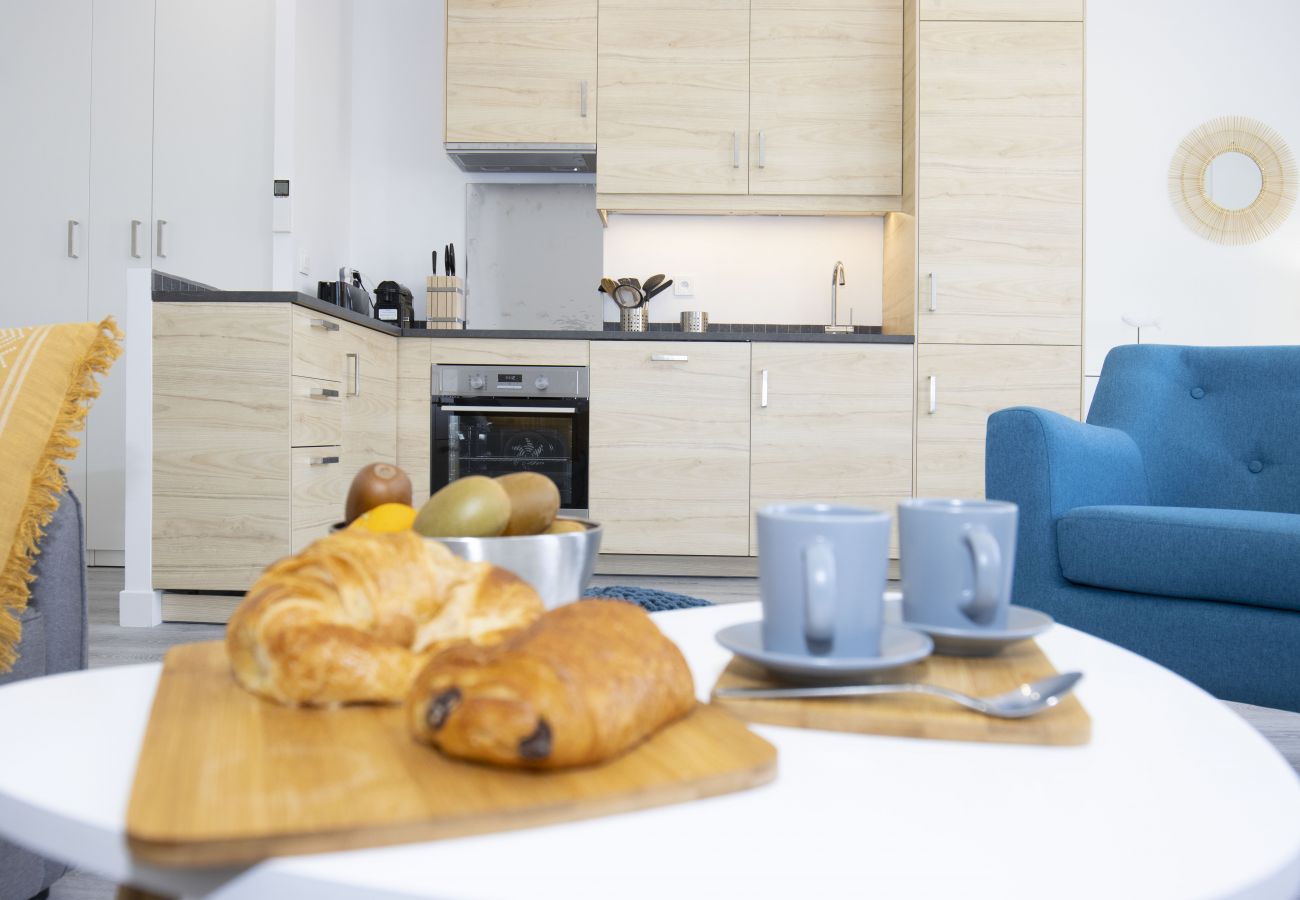 Appartement à La Ciotat - Cahino, déco contemporaine, clim, parking. Appartement à La Ciotat - Cahino, déco contemporaine, clim, parking.