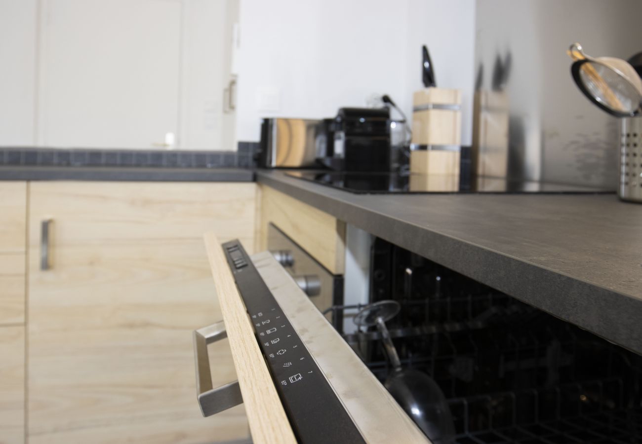 Appartement à La Ciotat - Cahino, déco contemporaine, clim, parking. Appartement à La Ciotat - Cahino, déco contemporaine, clim, parking.