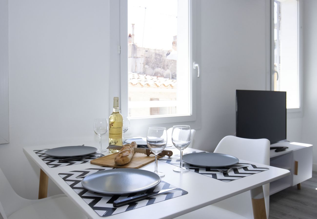 Appartement à La Ciotat - Cahino, déco contemporaine, clim, parking. Appartement à La Ciotat - Cahino, déco contemporaine, clim, parking.