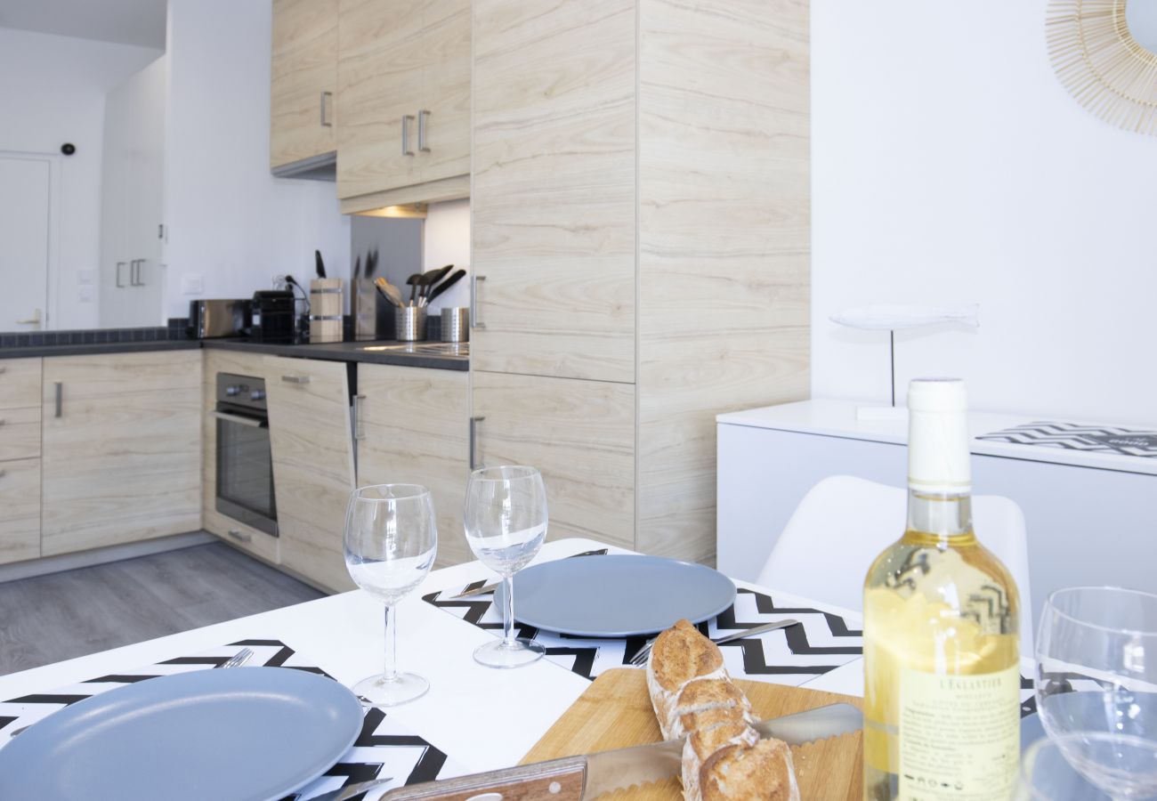 Appartement à La Ciotat - Cahino, déco contemporaine, clim, parking. Appartement à La Ciotat - Cahino, déco contemporaine, clim, parking.