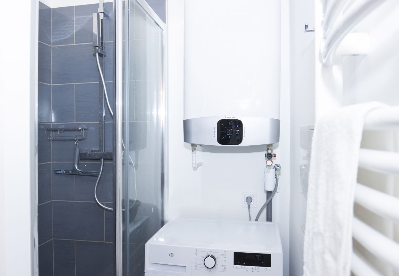 Appartement à La Ciotat - Cahino, déco contemporaine, clim, parking. Appartement à La Ciotat - Cahino, déco contemporaine, clim, parking.